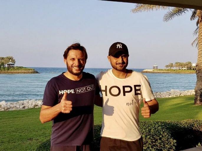 Harbhajan Singh took the initiative to help Shahid Afridi, Know the full story | शाहिद अफ्रिदीच्या मदतीसाठी हरभजन सिंगने घेतला पुढाकार, जाणून घ्या संपुर्ण बातमी