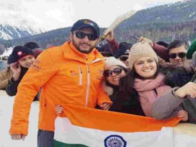 Shahid Afridi clicks photo with tiranga | VIDEO: शाहिद अफ्रिदीने तिरंग्यासोबत काढला फोटो, सोशल मीडियावर कौतुक