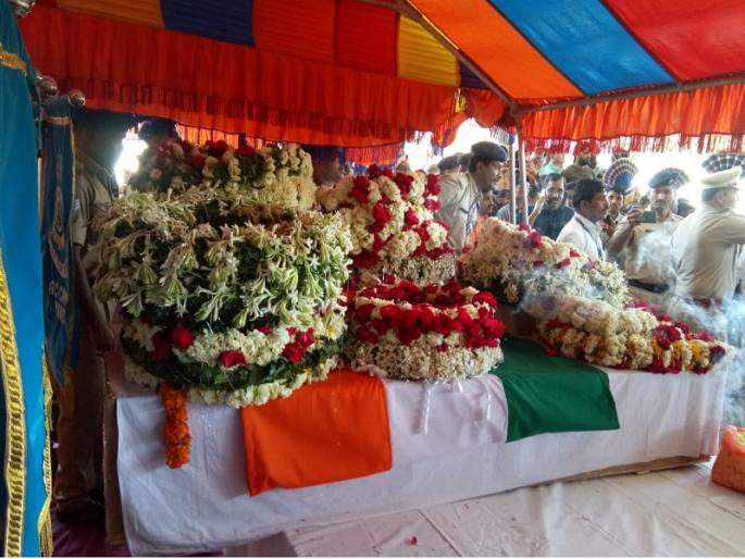 Pulwama Attack: In the hail of 'Amar Rahe', 'Amar Rahe', the salute to the martyrs at the Aurangabad airport | Pulwama Attack : 'अमर रहे' ,'अमर रहे' च्या जयघोषात औरंगाबाद विमानतळावर शहीद जवानांना सलामी Pulwama Attack: In the hail of 'Amar Rahe', 'Amar Rahe', the salute to the martyrs at the Aurangabad airport | Pulwama Attack : 'अमर रहे' ,'अमर रहे' च्या जयघोषात औरंगाबाद विमानतळावर शहीद जवानांना सलामी