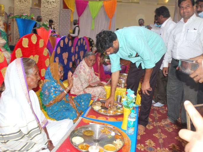The Guardian Minister Bacchu kadu washed Viramata's feet | पालकमंत्र्यांनी धुतले विरमातांचे पाय, प्रेमाने भरवला घास The Guardian Minister Bacchu kadu washed Viramata's feet | पालकमंत्र्यांनी धुतले विरमातांचे पाय, प्रेमाने भरवला घास