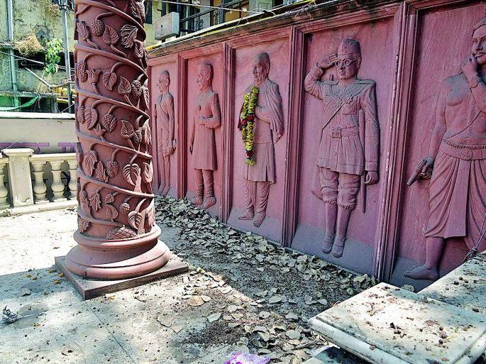 Memorial of the martyrs of Itwari shedding tears | दैनावस्थेवर अश्रू ढाळतेय इतवारीतील शहिदांचे स्मारक Memorial of the martyrs of Itwari shedding tears | दैनावस्थेवर अश्रू ढाळतेय इतवारीतील शहिदांचे स्मारक