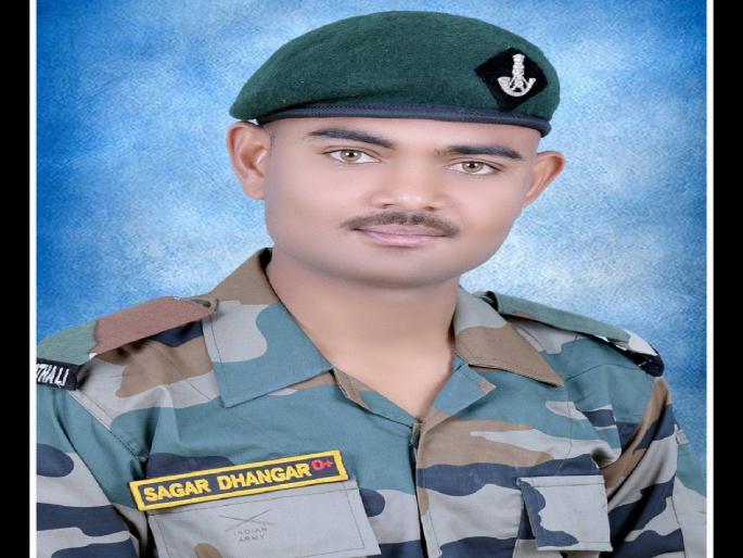 Martyrs of Maratha Infantry Battalion soldier funeral in jalgaon | मराठा इन्फ्रंटी बटालियनच्या शहीद जवानाच्या पार्थिवावर शासकीय इतमामात अंत्यसंस्कार Martyrs of Maratha Infantry Battalion soldier funeral in jalgaon | मराठा इन्फ्रंटी बटालियनच्या शहीद जवानाच्या पार्थिवावर शासकीय इतमामात अंत्यसंस्कार