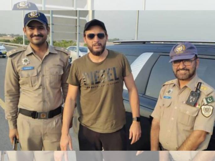 Shahid Afridi was fined Rs 1500 by the National Highways and Motorway Police for overspeeding and he has a humble suggestion   | Shahid Afridi : आधी चूक केली अन् पकडले गेल्यानंतर शाहिद आफ्रिदीने पोलिसांनाच दिला अजब सल्ला, म्हणाला... 