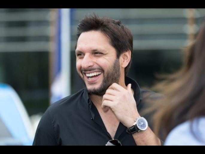 Shahid Afridi Buys Mushfiqur Rahim’s Bat to Raise Funds to Fight corona Virus svg | पाकमधील हिंदूंना अन्न वाटप करणारा शाहिद आफ्रिदी बांगलादेशच्या मदतीला धावला