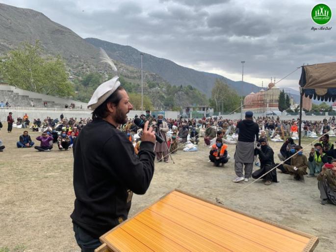 Corona Virus: Shahid Afridi makes 'serious' mistake while giving food to needy, watch video svg | Corona Virus : गरजूंना धान्यवाटप करताना शाहिद आफ्रिदीकडून 'गंभीर' चूक, पाहा व्हिडीओ