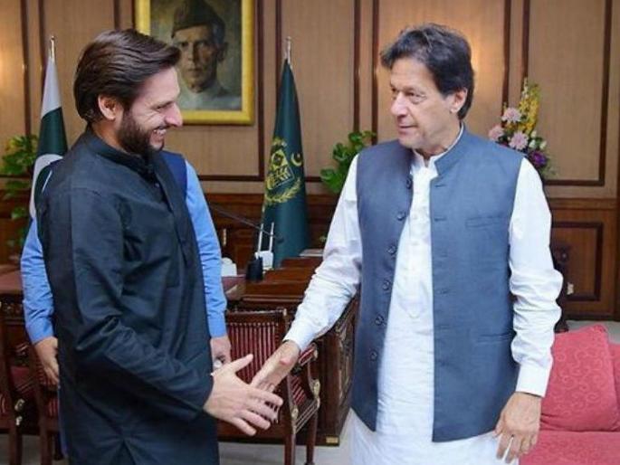 Pakistani journalist trolled Shahid Afridi on his POC tweet | शाहिद आफ्रिदीच्या पाकव्याप्त काश्मीर दौऱ्यावरून पाक पत्रकाराचा घरचा आहेर