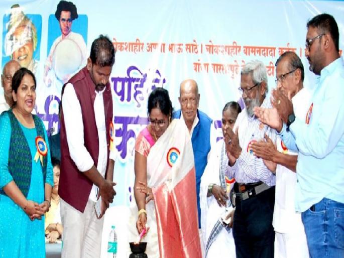 State first urban folk art meet at Wategaon in Sangli | नाच येत नसला तरी पोरांना आज स्टेजवर 'मॉडेल'च हवी - मंगला बनसोडे State first urban folk art meet at Wategaon in Sangli | नाच येत नसला तरी पोरांना आज स्टेजवर 'मॉडेल'च हवी - मंगला बनसोडे