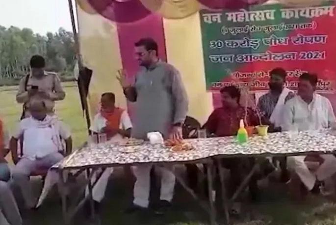 uttar pradesh shahjahanpur bjp mla veer vikram singh swear electricity viral video | 'मुलाची शपथ घेऊन सांगा मतदान केलं होतं; तरच वीज जोडली जाईल', भाजपा आमदाराचा व्हिडीओ व्हायरल uttar pradesh shahjahanpur bjp mla veer vikram singh swear electricity viral video | 'मुलाची शपथ घेऊन सांगा मतदान केलं होतं; तरच वीज जोडली जाईल', भाजपा आमदाराचा व्हिडीओ व्हायरल