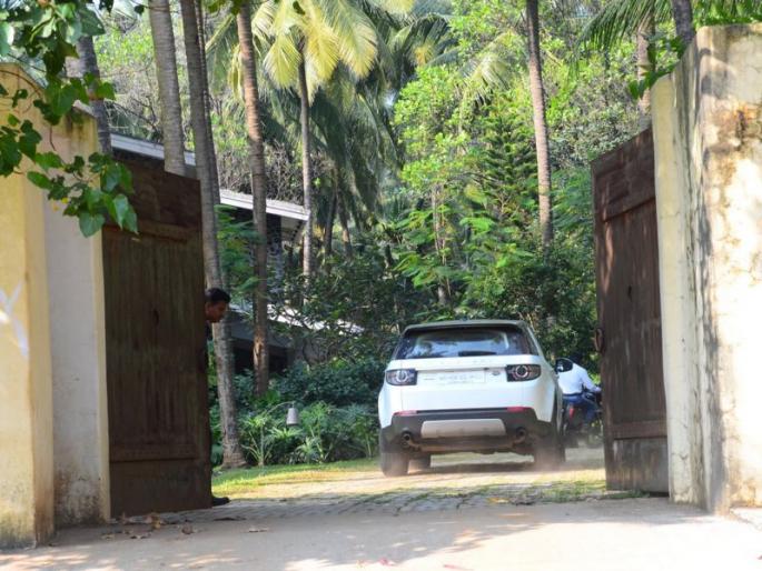 The bungalow of Dija V Pharm Company, located in Thal village of Shahrukh Khan, remains illegal | शाहरुख खानचे वास्तव्य राहिलेल्या थळ गावांतील देजा व्ही फार्म कंपनीचा बंगला बेकायदा The bungalow of Dija V Pharm Company, located in Thal village of Shahrukh Khan, remains illegal | शाहरुख खानचे वास्तव्य राहिलेल्या थळ गावांतील देजा व्ही फार्म कंपनीचा बंगला बेकायदा