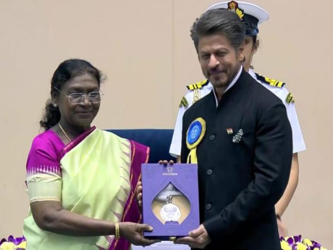 Shahrukh khan received a 71 National Award and prize money details inside | शाहरुखला राष्ट्रीय पुरस्काराच्या सन्मानासह प्राईज मनी म्हणून मिळाले फक्त 'इतके' रुपये, जाणून घ्या