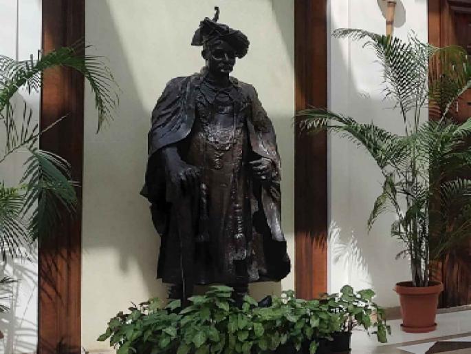 This is not the statue of our Rajarshi Shahu; Change the statue in Delhi Maharashtra Sadan | हा आमच्या राजर्षी शाहूंचा पुतळा नव्हे; दिल्लीच्या महाराष्ट्र सदनातील पुतळा बदला