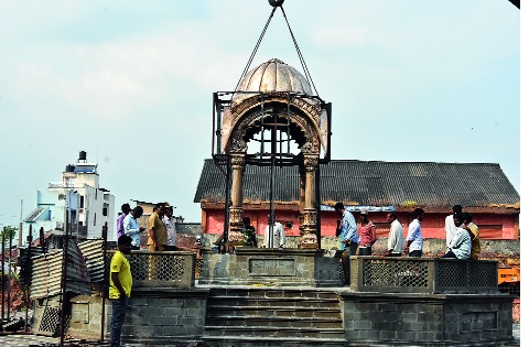 Kolhapur: Running of the Cloud on Shahu Samadhi - Guard work of the wall will be started in two days | कोल्हापूर : शाहू समाधीवर मेघडंबरी विराजमान -संरक्षक भिंतीचे काम दोन दिवसांत सुरू