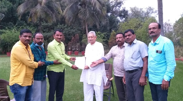 A delegation of ST employees visited Shahu Chhatrapati at New Palace | एसटी कर्मचाऱ्यांचे शाहू छत्रपती यांच्याकडे साकडे A delegation of ST employees visited Shahu Chhatrapati at New Palace | एसटी कर्मचाऱ्यांचे शाहू छत्रपती यांच्याकडे साकडे