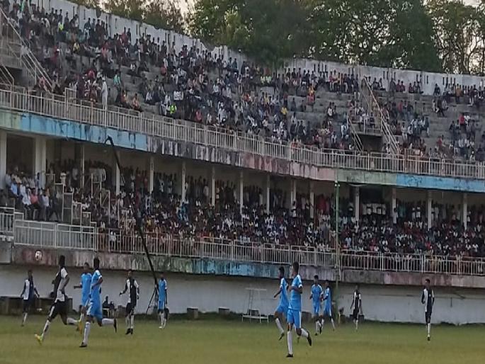 Crowds of football fans to watch the matches of the K. S. A. league football tournament in kolhapur | पुन्हा फुलली फुटबॉल पंढरी, दोन वर्षानंतर सामने पाहण्यासाठी फुटबॉल प्रेमींची गर्दी Crowds of football fans to watch the matches of the K. S. A. league football tournament in kolhapur | पुन्हा फुलली फुटबॉल पंढरी, दोन वर्षानंतर सामने पाहण्यासाठी फुटबॉल प्रेमींची गर्दी