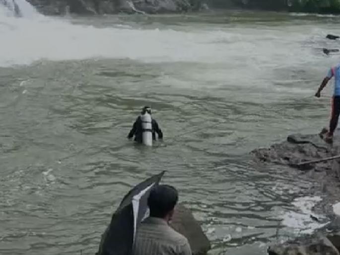 Youth drowned in water flowing from Paleshwar Dam kolhapur district, search operation started | कोल्हापूर: पालेश्वर येथील सांडव्यातून वाहणाऱ्या पाण्यात युवक बुडाला, शोध कार्य सुरु Youth drowned in water flowing from Paleshwar Dam kolhapur district, search operation started | कोल्हापूर: पालेश्वर येथील सांडव्यातून वाहणाऱ्या पाण्यात युवक बुडाला, शोध कार्य सुरु