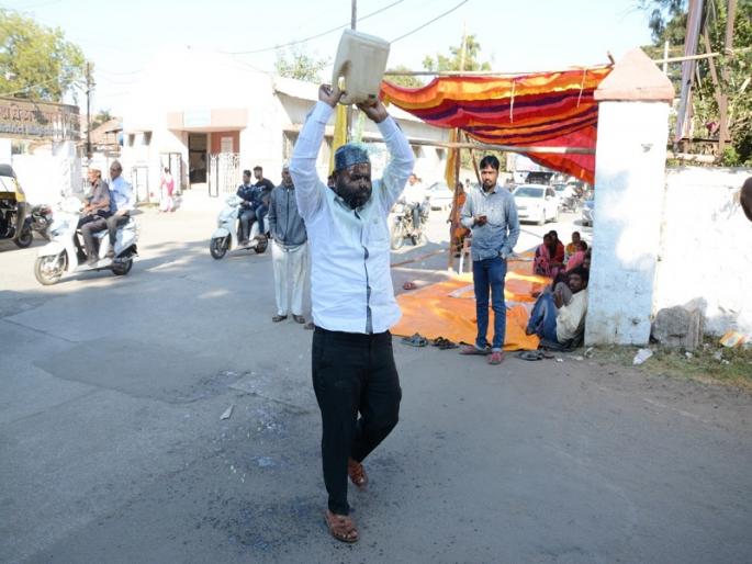 The death of a young man who was burnt before the Collector's office | जिल्हाधिकारी कार्यालयासमोर पेटवून घेतलेल्या युवकाचा अखेर मृत्यू : आज कर्जत बंद The death of a young man who was burnt before the Collector's office | जिल्हाधिकारी कार्यालयासमोर पेटवून घेतलेल्या युवकाचा अखेर मृत्यू : आज कर्जत बंद