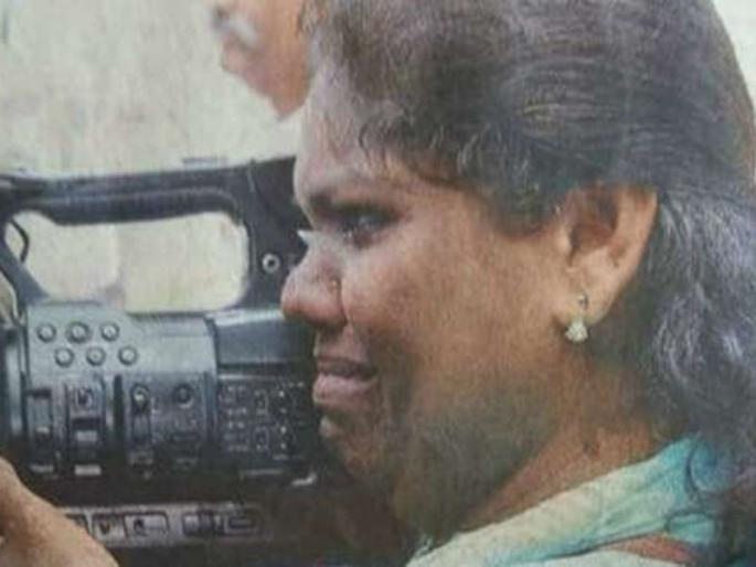 The cameraman, who was raising the violence, cried, but she still did the duty | 'तो' हिंसाचार टिपणाऱ्या कॅमेरामन महिलेलाही रडू कोसळलं, तरीही तिनं कर्तव्य बजावलं The cameraman, who was raising the violence, cried, but she still did the duty | 'तो' हिंसाचार टिपणाऱ्या कॅमेरामन महिलेलाही रडू कोसळलं, तरीही तिनं कर्तव्य बजावलं