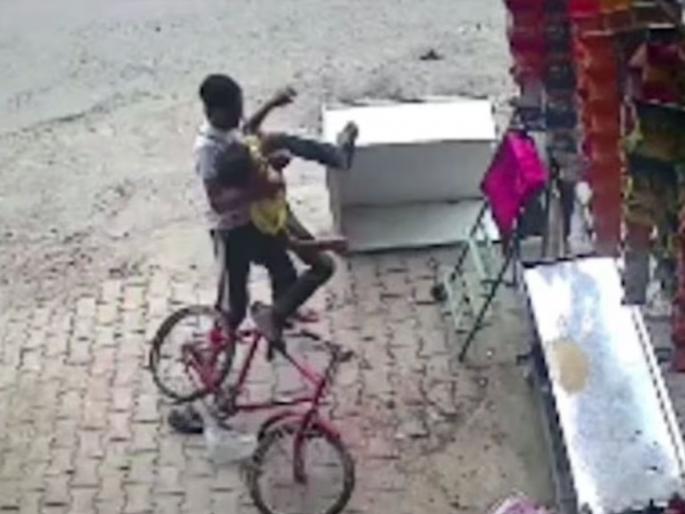 saharanpur shopkeepers son beats child over sweets cctv viral | क्रूरतेचा कळस! मिठाई ताजी नाही हे ऐकताच दुकानदार संतापला; १० वर्षांच्या मुलाला बेदम मारहाण saharanpur shopkeepers son beats child over sweets cctv viral | क्रूरतेचा कळस! मिठाई ताजी नाही हे ऐकताच दुकानदार संतापला; १० वर्षांच्या मुलाला बेदम मारहाण
