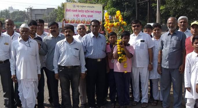 Vegetarian Dinner for Sangli Students: Unique initiative for spreading vegetarianism | सांगलीत विद्यार्थ्यांची शाकाहारी दिंडी : शाकाहार प्रसारासाठीचा अनोखा उपक्रम Vegetarian Dinner for Sangli Students: Unique initiative for spreading vegetarianism | सांगलीत विद्यार्थ्यांची शाकाहारी दिंडी : शाकाहार प्रसारासाठीचा अनोखा उपक्रम