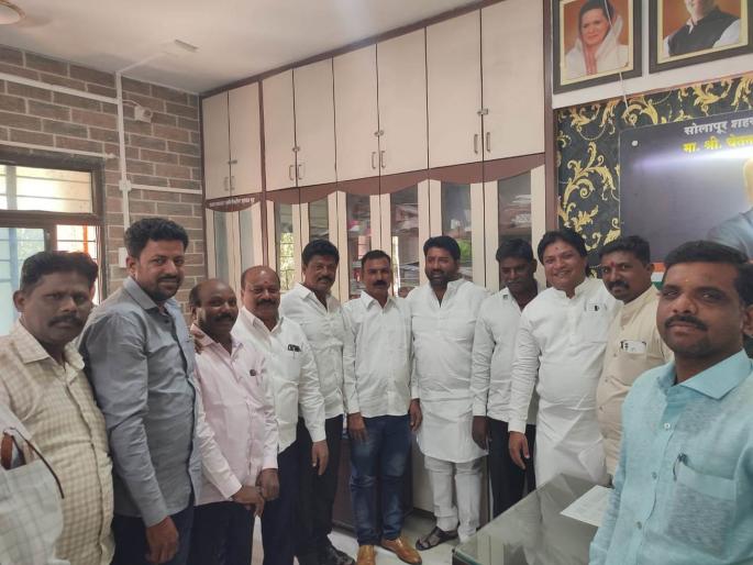 In Solapur, Congress city president mediated and settled the dispute between 2 office bearers | काॅंग्रेस भवनातील वादावर अखेर पडदा; आधी हाणामारी मग शहराध्यक्षांची मध्यस्थी In Solapur, Congress city president mediated and settled the dispute between 2 office bearers | काॅंग्रेस भवनातील वादावर अखेर पडदा; आधी हाणामारी मग शहराध्यक्षांची मध्यस्थी