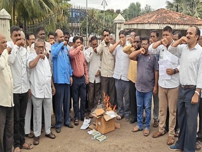 Objections of Shaktipeeth highway rejected, farmers celebrate Holi over notices in Sangli | 'शक्तिपीठ'च्या हरकती फेटाळल्या, सांगलीत नोटिसांची शेतकऱ्यांनी केली होळी Objections of Shaktipeeth highway rejected, farmers celebrate Holi over notices in Sangli | 'शक्तिपीठ'च्या हरकती फेटाळल्या, सांगलीत नोटिसांची शेतकऱ्यांनी केली होळी