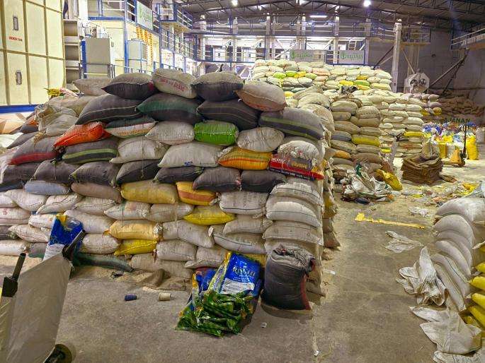 Private packaging of school meals after repolishing; Complaint from Child Development Project | शालेय पोषण आहाराची रिपॉलिशिंग करून खासगी पॅकिंग; तिघांना अटक, एकजण फरार Private packaging of school meals after repolishing; Complaint from Child Development Project | शालेय पोषण आहाराची रिपॉलिशिंग करून खासगी पॅकिंग; तिघांना अटक, एकजण फरार