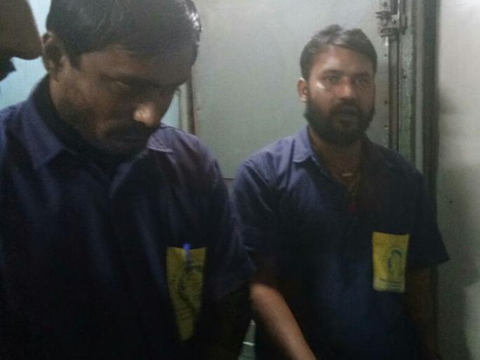 In Shalimar Express, with the help of drunken cleaning workers, try to throw bag | शालिमार एक्स्प्रेसमध्ये मद्यधुंद सफाई कामगारांची प्रवाशासोबत हुज्जत, बॅग फेकण्याचा प्रयत्न In Shalimar Express, with the help of drunken cleaning workers, try to throw bag | शालिमार एक्स्प्रेसमध्ये मद्यधुंद सफाई कामगारांची प्रवाशासोबत हुज्जत, बॅग फेकण्याचा प्रयत्न
