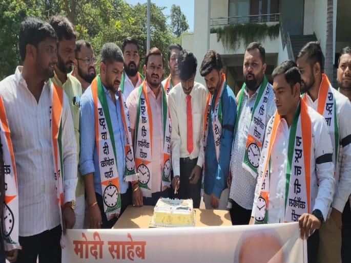NCP celebrates 'April Fool's Day' development, employment cake, slogans against Central Govt | राष्ट्रवादीने साजरा केला ‘एप्रिल फूल डे’ विकास, रोजगाराचा केक, केंद्र सरकार विरोधात घोषणा NCP celebrates 'April Fool's Day' development, employment cake, slogans against Central Govt | राष्ट्रवादीने साजरा केला ‘एप्रिल फूल डे’ विकास, रोजगाराचा केक, केंद्र सरकार विरोधात घोषणा