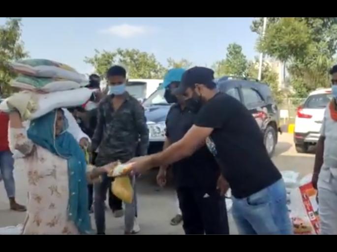 Mohammed Shami help laborers in the lockdown; Video Viral svg | लॉकडाऊनमध्ये मजूरांच्या मदतीसाठी रस्त्यावर उतरला मोहम्मद शमी; Video Viral