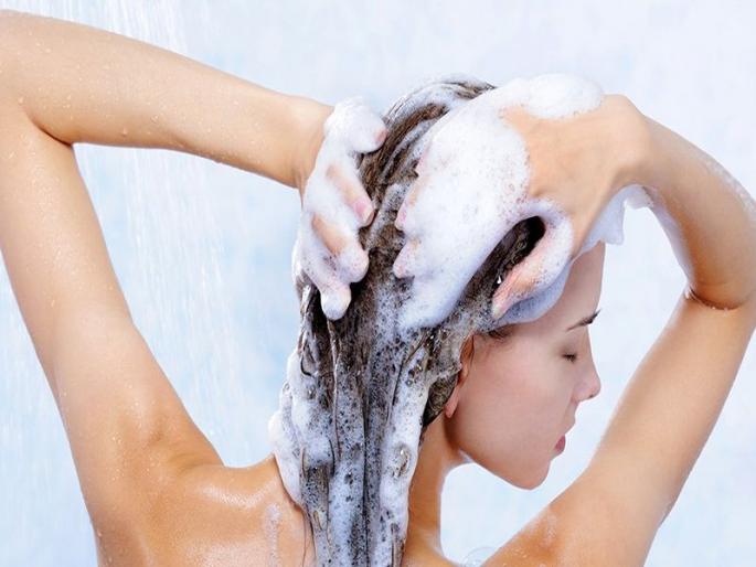 How much shampoo to use for cleaning hairs ? | केसांना नेमका किती आणि कसा शाम्पू लावताय? खूप जास्त किंवा खूप कमी लावला तर..