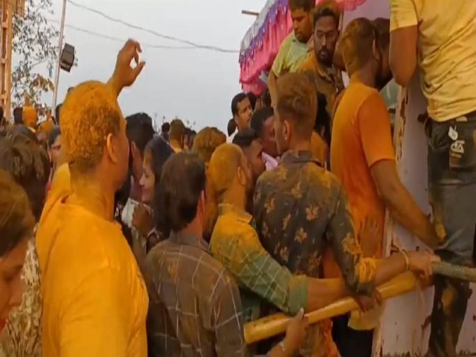Large crowd of devotees for Khandoba's wedding in Badlapur; Ignorance of the police | बदलापुरात खंडोबाच्या लग्नसोहळ्यासाठी भाविकांची मोठी गर्दी; पोलिसांचे दुर्लक्ष
