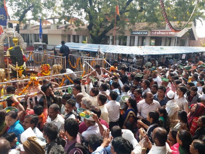 Lakhs of devotees gathered for Shani Darshan during the day of Kartik Amavasya | कार्तिक अमावस्येनिमित्त शिंगणापुरात शनि दर्शनासाठी लाखो भाविकांची गर्दी Lakhs of devotees gathered for Shani Darshan during the day of Kartik Amavasya | कार्तिक अमावस्येनिमित्त शिंगणापुरात शनि दर्शनासाठी लाखो भाविकांची गर्दी