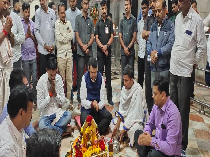Devendra Fadnavis held a sitarshan after the Khadas | खडसेंपाठोपाठ देवेंद्र फडणवीसांनी घेतले शनिदर्शन Devendra Fadnavis held a sitarshan after the Khadas | खडसेंपाठोपाठ देवेंद्र फडणवीसांनी घेतले शनिदर्शन