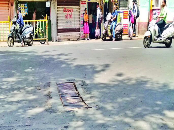 Chambers, deep hole is very problematic for punekar | चेंबर्स, खड्ड्यांमध्ये धडधडतेय वाहतूक Chambers, deep hole is very problematic for punekar | चेंबर्स, खड्ड्यांमध्ये धडधडतेय वाहतूक