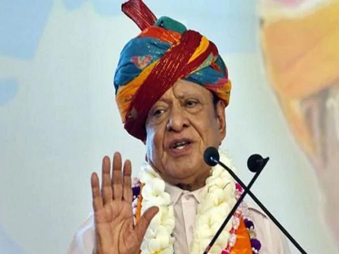 theft reported in the residence of ex cm of gujarat shankar singh waghela | माजी मुख्यमंत्र्यांच्या घरी चोरी, चौकीदारावर संशय theft reported in the residence of ex cm of gujarat shankar singh waghela | माजी मुख्यमंत्र्यांच्या घरी चोरी, चौकीदारावर संशय