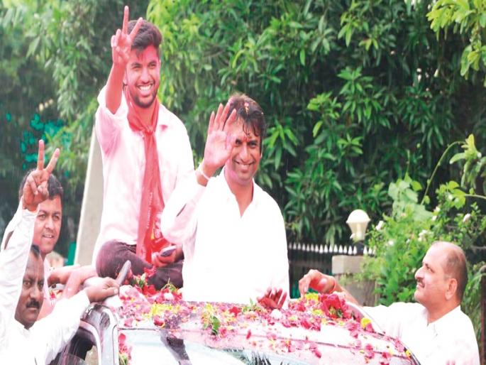 Shankarrao Gadakh's bet in the fight for prestige | प्रतिष्ठेच्या लढतीत शंकरराव गडाखांची बाजी Shankarrao Gadakh's bet in the fight for prestige | प्रतिष्ठेच्या लढतीत शंकरराव गडाखांची बाजी