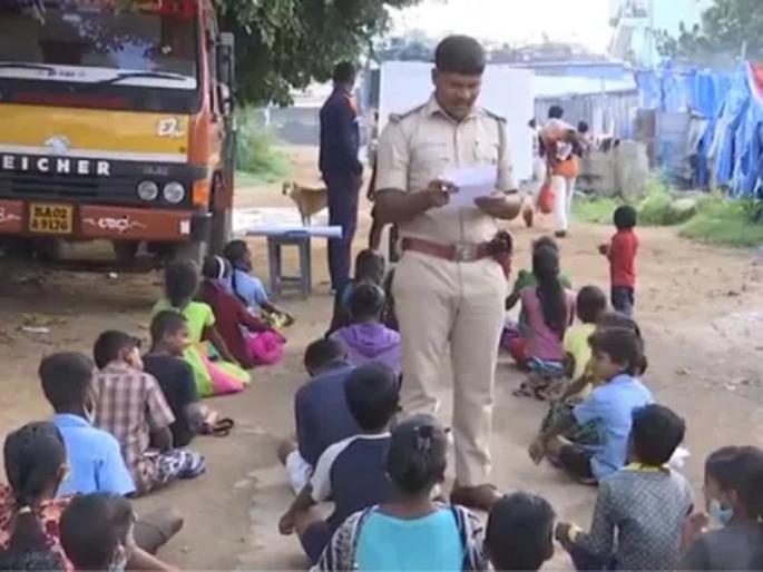 Sub-Inspector of Police Shantappa teaches the children of laborers every day | पोलीस उपनिरीक्षक शांतप्पा दररोज शिकवितात मजुरांच्या मुलांना Sub-Inspector of Police Shantappa teaches the children of laborers every day | पोलीस उपनिरीक्षक शांतप्पा दररोज शिकवितात मजुरांच्या मुलांना