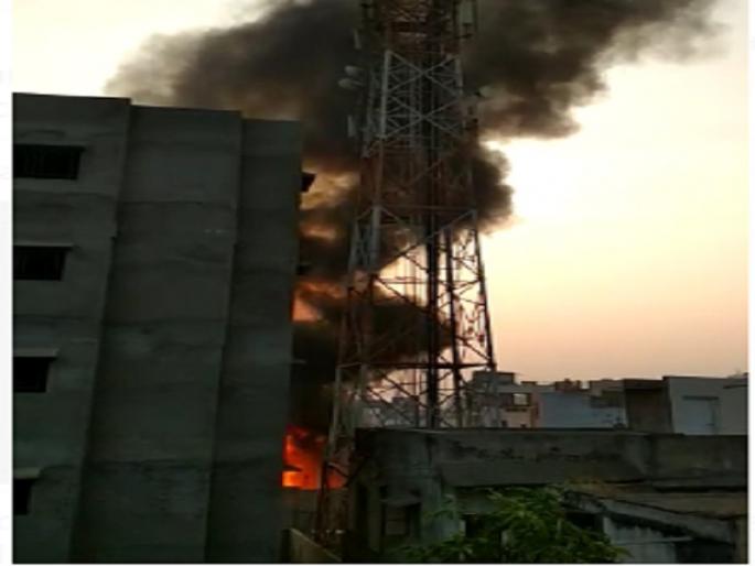 warehouse catch fire at shantipura of aurangabad | शांतीपुरा येथील मंडप साहित्याच्या गोदामास आग  warehouse catch fire at shantipura of aurangabad | शांतीपुरा येथील मंडप साहित्याच्या गोदामास आग