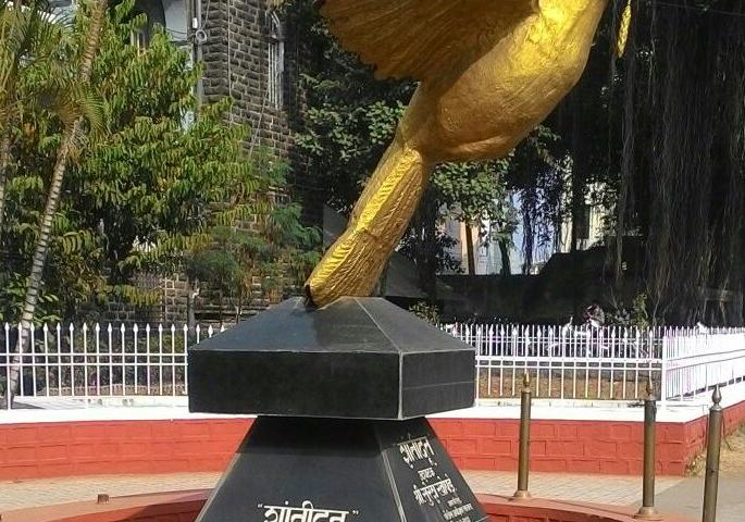 Satara: The dacoit started to set up a statue from the sky | सातारा : कबुतरे आकाशातून सोडून शांतिदूत पुतळा बसविण्यास प्रारंभ Satara: The dacoit started to set up a statue from the sky | सातारा : कबुतरे आकाशातून सोडून शांतिदूत पुतळा बसविण्यास प्रारंभ