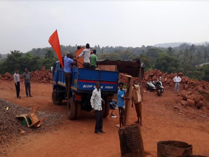 False illegal buildings built at the foot of the Shapora fort | शापोरा किल्ल्याच्या पायथ्याशी उभारलेले बेकायदेशीर गाळे जमीनदोस्त