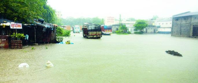 Nagpur City submerged: 77.2 mm of rainfall in four hours | नागपूर शहर जलमय : चार तासात ७७.२ मिमी पाऊस