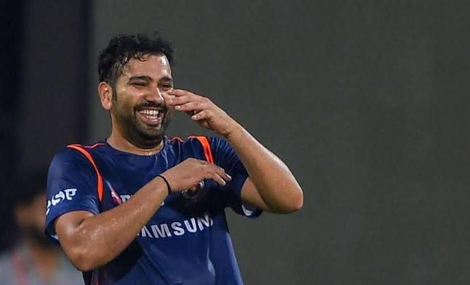 Prior to the match against West Indies, Rohit Sharma was doing strange things; The video has gone viral | वेस्ट इंडिजविरुद्धच्या सामन्यापूर्वी रोहित शर्मा करत होता विचित्र खुणा; व्हिडीओ झाला वायरल