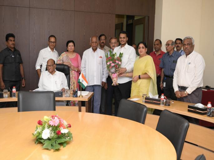 Regarding the Pawar family coming together Sharad Pawar said We have to come together for the work of the people | काकी सुनेत्रा पवारांच्या शुभेच्छा, युगेंद्र पाया पडले..! पुन्हा एकत्र येण्याच्या चर्चांवर शरद पवार म्हणाले…  Regarding the Pawar family coming together Sharad Pawar said We have to come together for the work of the people | काकी सुनेत्रा पवारांच्या शुभेच्छा, युगेंद्र पाया पडले..! पुन्हा एकत्र येण्याच्या चर्चांवर शरद पवार म्हणाले…