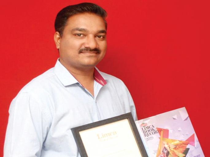 Recorded by Sharad Patil's 'Limca Book of Records' | शरद पाटील यांच्या कलेची ‘लिम्का बुक ऑफ रेकॉर्ड’मध्ये नोंद Recorded by Sharad Patil's 'Limca Book of Records' | शरद पाटील यांच्या कलेची ‘लिम्का बुक ऑफ रेकॉर्ड’मध्ये नोंद