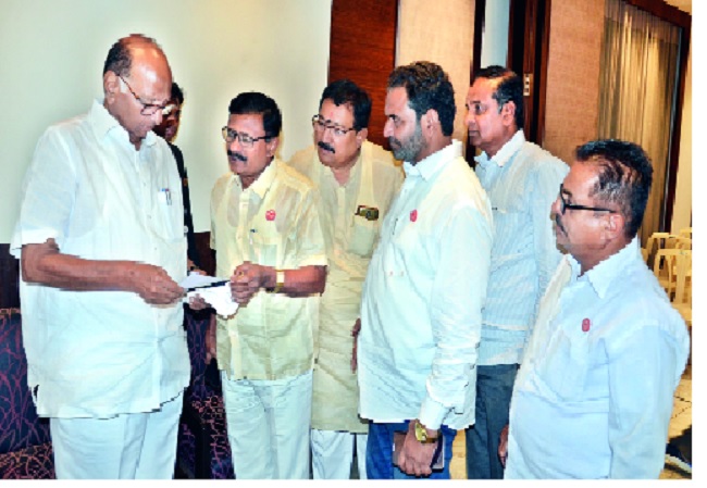 Congress, NCP candidate in 'Swabhimani' seats | ‘स्वाभिमानी’च्या जागांवर काँग्रेस, राष्ट्रवादीचे उमेदवार Congress, NCP candidate in 'Swabhimani' seats | ‘स्वाभिमानी’च्या जागांवर काँग्रेस, राष्ट्रवादीचे उमेदवार