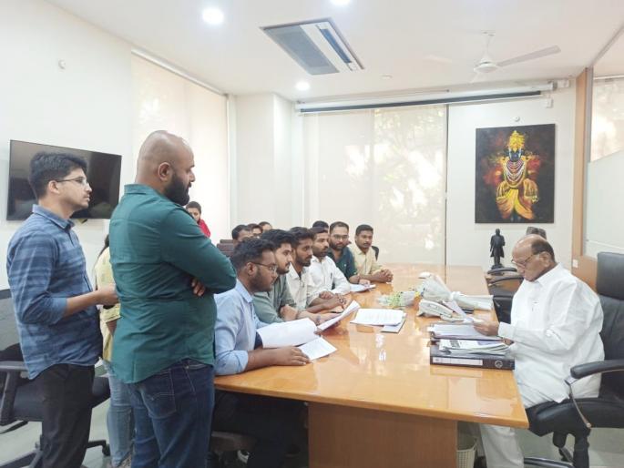 MPSC protest MPSC students meet Sharad Pawar, assure the commission chairman over phone | MPSC protest : पुण्यात एमपीएससी विद्यार्थ्यांची शरद पवारांकडे धाव, आयोग अध्यक्षांशी साधला फोनवरून संवाद MPSC protest MPSC students meet Sharad Pawar, assure the commission chairman over phone | MPSC protest : पुण्यात एमपीएससी विद्यार्थ्यांची शरद पवारांकडे धाव, आयोग अध्यक्षांशी साधला फोनवरून संवाद