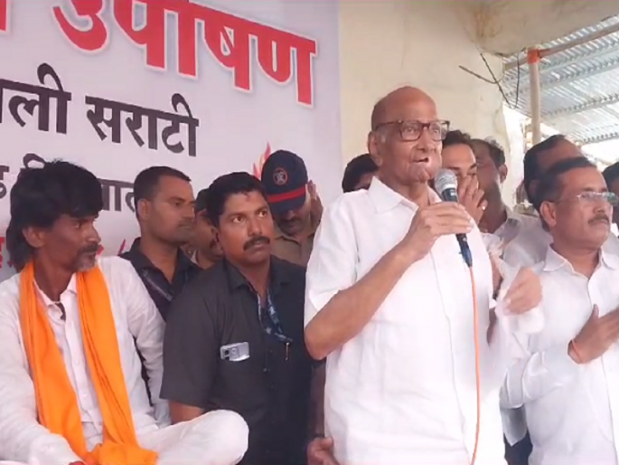 Sharad Pawar's visit to Antarvali Sarati village, visit of the injured Maratha reservation protesters | शरद पवार यांची अंतरवली सराटी गावास भेट, जखमी आंदोलकांची विचारपूस Sharad Pawar's visit to Antarvali Sarati village, visit of the injured Maratha reservation protesters | शरद पवार यांची अंतरवली सराटी गावास भेट, जखमी आंदोलकांची विचारपूस