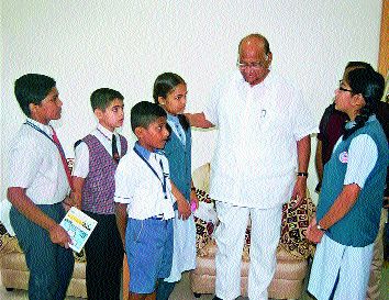 'What should we do if we want to come to politics too, as Supriyatirai?', Chimudini's Sharad Pawar questions | ‘सुप्रियातार्इंसारखं आम्हालाही राजकारणात यायचं असेल तर काय करावं?’, चिमुरडीचा शरद पवारांना प्रश्न 'What should we do if we want to come to politics too, as Supriyatirai?', Chimudini's Sharad Pawar questions | ‘सुप्रियातार्इंसारखं आम्हालाही राजकारणात यायचं असेल तर काय करावं?’, चिमुरडीचा शरद पवारांना प्रश्न