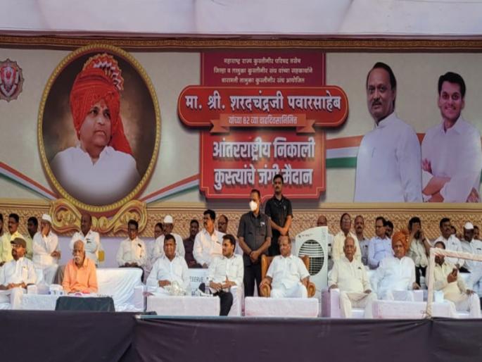 Talks of Ajitdada going to BJP; Sharad Pawar, however, is engrossed in watching wrestlers in Baramati | अजितदादा भाजपमध्ये जाणार असल्याच्या चर्चा; शरद पवार मात्र बारामतीत कुस्तीपटुंचे डाव पाहण्यात मग्न Talks of Ajitdada going to BJP; Sharad Pawar, however, is engrossed in watching wrestlers in Baramati | अजितदादा भाजपमध्ये जाणार असल्याच्या चर्चा; शरद पवार मात्र बारामतीत कुस्तीपटुंचे डाव पाहण्यात मग्न