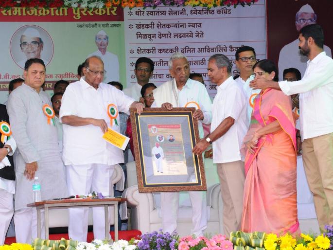 Sharad Pawar did not even know when the color red was saffron in the city | नगर जिल्ह्यात लाल रंग भगवा कधी झाला हे समजलेच नाही - शरद पवार Sharad Pawar did not even know when the color red was saffron in the city | नगर जिल्ह्यात लाल रंग भगवा कधी झाला हे समजलेच नाही - शरद पवार